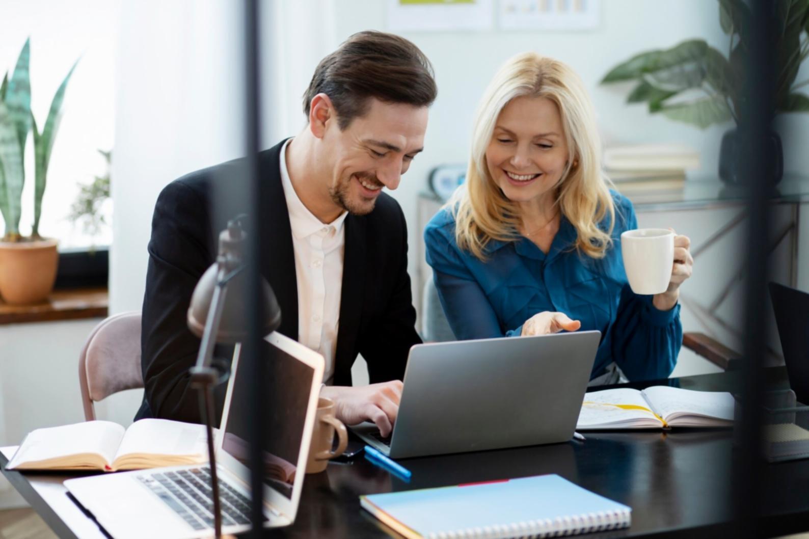 Profesionales desarrollando estrategias financieras